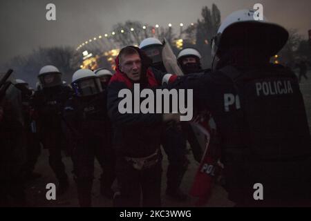 La polizia continua a protestare durante la marcia dell'Indipendenza a Varsavia il 11 novembre 2020. (Foto di Maciej Luczniewski/NurPhoto) Foto Stock