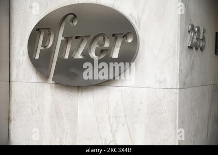 Pfizer World Headquarters si trova a Midtown Manhattan il 11 novembre 2020 a New York City USA. Pfizer insieme al suo partner Biotch, il gigante farmaceutico, ha annunciato il 9 novembre che è stato sviluppato un nuovo vaccino sperimentale contro il Covid -19 e che è efficace al 90%. Le spedizioni del vaccino dovrebbero essere consegnate in fasi successive e dovrebbero essere ampiamente disponibili entro aprile 2021. (Foto di John Lamparski/NurPhoto) Foto Stock