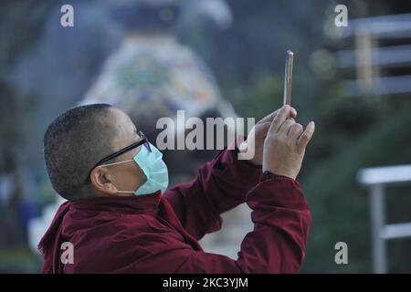 Un monaco buddista che scatta foto dal cellulare all'interno del Buddha Park a Kathmandu, Nepal, giovedì 12 novembre 2020. (Foto di Narayan Maharjan/NurPhoto) Foto Stock
