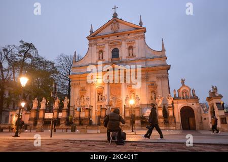 Un busker visto di fronte alla Chiesa dei Santi Pietro e Paolo il giorno dell'Indipendenza Polacca. In Polonia sono in vigore nuove restrizioni per una settimana. Tutti i teatri, i musei e le gallerie sono chiusi. Le scuole elementari sono online come parte delle nuove misure annunciate da PM Mateusz Morawiecki, mercoledì 4 novembre, per contrastare il forte aumento del tasso di infezione da coronavirus in Polonia. Gli hotel sono aperti solo ai viaggiatori d'affari e i centri commerciali, ad eccezione dei negozi di alimentari e delle farmacie, sono chiusi. Il governo polacco e i suoi media hanno accusato l'aumento dei nuovi casi COVID-19 delle proteste per l'aborto che hanno fatto Foto Stock