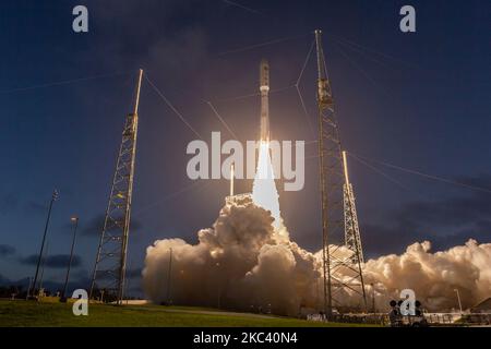 Una telecamera remota all'interno del pad di lancio cattura i momenti in cui un razzo ULA Atlas V si stacco dal Pad 41 alla base dell'aeronautica di Cape Canaveral per la sua missione NROL 101 (Foto di Manuel Mazzanti/NurPhoto9 Foto Stock