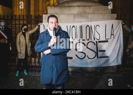 Jean-Frédéric Poisson, presidente del Partito democratico Cristiano ed ex candidato alle elezioni presidenziali del 2017, era presente il 13 novembre 2020, quando in prima serata, Diverse centinaia di cristiani si sono riuniti di fronte alla Chiesa di Saint-Sulpice a Parigi per organizzare una messa all'aperto per chiedere al governo di ordinare la riapertura delle chiese per celebrare i servizi religiosi, anche durante il confinamento. Infatti, dall'introduzione di un nuovo confinamento per affrontare la seconda ondata di COVID-19, tutti i luoghi di culto sono chiusi al pubblico. (Foto di Samuel Boivin/NurPhot Foto Stock