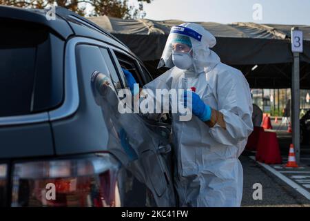 Primo giorno dell'operatività del nuovo drive-in hotspot chiamato ''Drive Through Defense'' (DTD) costruito dall'Esercito Italiano, in particolare dalla Brigata Alpina ''Taurinense'', per fornire il massimo aiuto al sistema sanitario Nazionale in questa fase di emergenza, a Torino, Italia, il 14 novembre 2020. La struttura di accesso all'automobile ospiterà un hotspot che esegue più di 500 test rapidi e molecolari Covid-19. E' costruito nel parcheggio dello Stadio Allianz con l'aiuto del Juventus Football Club, della città di Torino e della Regione Piemonte. (Foto di Mauro Ujetto/NurPhoto) Foto Stock