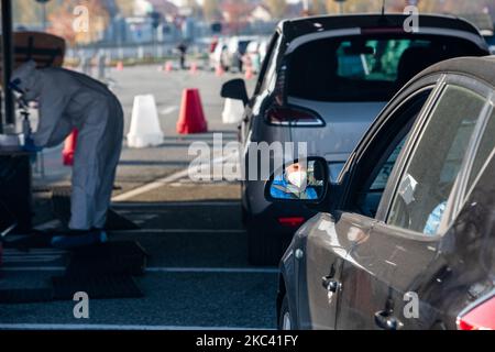 Primo giorno dell'operatività del nuovo drive-in hotspot chiamato ''Drive Through Defense'' (DTD) costruito dall'Esercito Italiano, in particolare dalla Brigata Alpina ''Taurinense'', per fornire il massimo aiuto al sistema sanitario Nazionale in questa fase di emergenza, a Torino, Italia, il 14 novembre 2020. La struttura di accesso all'automobile ospiterà un hotspot che esegue più di 500 test rapidi e molecolari Covid-19. E' costruito nel parcheggio dello Stadio Allianz con l'aiuto del Juventus Football Club, della città di Torino e della Regione Piemonte. (Foto di Mauro Ujetto/NurPhoto) Foto Stock