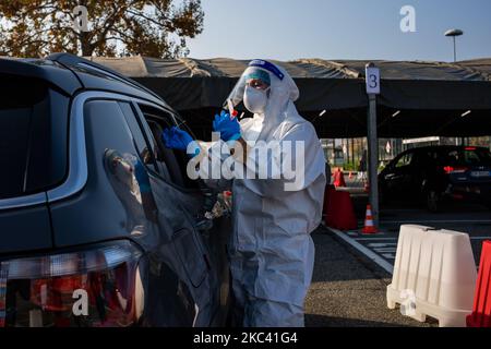 Primo giorno dell'operatività del nuovo drive-in hotspot chiamato ''Drive Through Defense'' (DTD) costruito dall'Esercito Italiano, in particolare dalla Brigata Alpina ''Taurinense'', per fornire il massimo aiuto al sistema sanitario Nazionale in questa fase di emergenza, a Torino, Italia, il 14 novembre 2020. La struttura di accesso all'automobile ospiterà un hotspot che esegue più di 500 test rapidi e molecolari Covid-19. E' costruito nel parcheggio dello Stadio Allianz con l'aiuto del Juventus Football Club, della città di Torino e della Regione Piemonte. (Foto di Mauro Ujetto/NurPhoto) Foto Stock