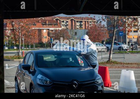 Primo giorno dell'operatività del nuovo drive-in hotspot chiamato ''Drive Through Defense'' (DTD) costruito dall'Esercito Italiano, in particolare dalla Brigata Alpina ''Taurinense'', per fornire il massimo aiuto al sistema sanitario Nazionale in questa fase di emergenza, a Torino, Italia, il 14 novembre 2020. La struttura di accesso all'automobile ospiterà un hotspot che esegue più di 500 test rapidi e molecolari Covid-19. E' costruito nel parcheggio dello Stadio Allianz con l'aiuto del Juventus Football Club, della città di Torino e della Regione Piemonte. (Foto di Mauro Ujetto/NurPhoto) Foto Stock