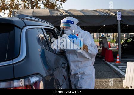 Primo giorno dell'operatività del nuovo drive-in hotspot chiamato ''Drive Through Defense'' (DTD) costruito dall'Esercito Italiano, in particolare dalla Brigata Alpina ''Taurinense'', per fornire il massimo aiuto al sistema sanitario Nazionale in questa fase di emergenza, a Torino, Italia, il 14 novembre 2020. La struttura di accesso all'automobile ospiterà un hotspot che esegue più di 500 test rapidi e molecolari Covid-19. E' costruito nel parcheggio dello Stadio Allianz con l'aiuto del Juventus Football Club, della città di Torino e della Regione Piemonte. (Foto di Mauro Ujetto/NurPhoto) Foto Stock