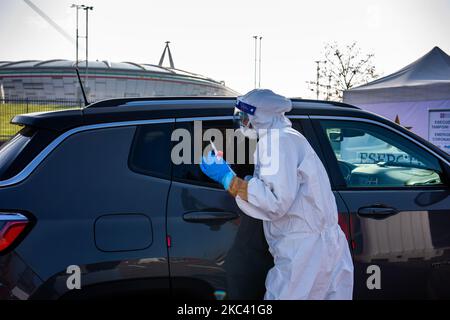 Primo giorno dell'operatività del nuovo drive-in hotspot chiamato ''Drive Through Defense'' (DTD) costruito dall'Esercito Italiano, in particolare dalla Brigata Alpina ''Taurinense'', per fornire il massimo aiuto al sistema sanitario Nazionale in questa fase di emergenza, a Torino, Italia, il 14 novembre 2020. La struttura di accesso all'automobile ospiterà un hotspot che esegue più di 500 test rapidi e molecolari Covid-19. E' costruito nel parcheggio dello Stadio Allianz con l'aiuto del Juventus Football Club, della città di Torino e della Regione Piemonte. (Foto di Mauro Ujetto/NurPhoto) Foto Stock