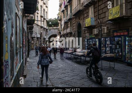 Una veduta di Via Port'alba e delle sue librerie durante l'epidemia di Covid-19 a Napoli, il 14 novembre 2020. Le numerose librerie di Port'alba sono un luogo importante per la storia e la cultura partenopea, infatti a metà strada si trova la Libreria Guida, dichiarata dal Ministero dei Beni culturali nel novembre 1983 "patrimonio culturale dello Stato" per le sue attività editoriali e di libro. Ieri, il Ministro della Sanità italiano Roberto speranza, ha firmato che intende portare la zona Rossa nelle regioni italiane della Campania e della Toscana a causa dell'aumento delle infezioni del Covid-19 e del Foto Stock