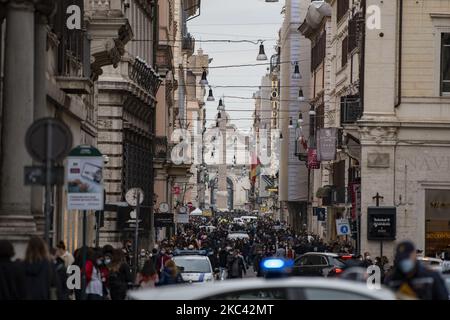 Gente vicino a Via del corso , a Roma, Italia, il 14 novembre 2020 (Foto di Riccardo Fabi/NurPhoto) Foto Stock