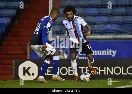 Oldham Athletic's Dylan Fage tustles with Scunthorpe United's Junior Brown durante la partita della Sky Bet League 2 tra Oldham Athletic e Scunthorpe United a Boundary Park, Oldham sabato 14th novembre 2020. (Foto di Eddie Garvey/MI News/NurPhoto) Foto Stock