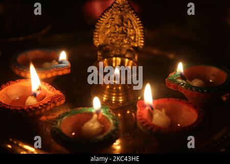 Diyas (piccole lampade di argilla) durante il festival di Diwali in un tempio indù a Toronto, Ontario, Canada, il 14 novembre 2020. (Foto di Creative Touch Imaging Ltd./NurPhoto) Foto Stock