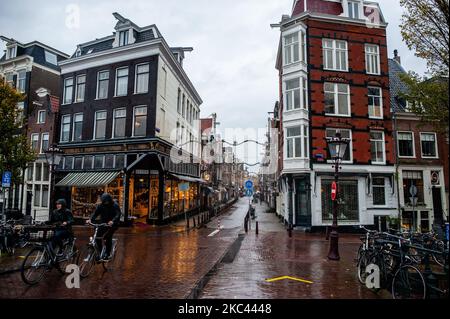 Le strade del centro di Amsterdam sono quasi vuote senza turismo e durante una giornata molto piovosa, il 15th novembre 2020. (Foto di Romy Arroyo Fernandez/NurPhoto) Foto Stock