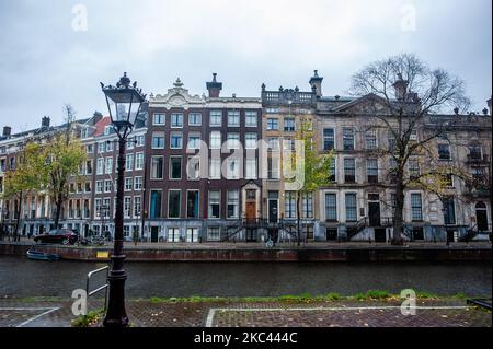 Le strade del centro di Amsterdam sono quasi vuote senza turismo e durante una giornata molto piovosa, il 15th novembre 2020. (Foto di Romy Arroyo Fernandez/NurPhoto) Foto Stock