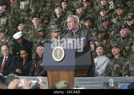 Il Presidente degli Stati Uniti George W Bush visita dopo i discorsi alla base aerea degli Stati Uniti a Osan, Corea del Sud il 19 novembre 2005. (Foto di Seung-il Ryu/NurPhoto) Foto Stock