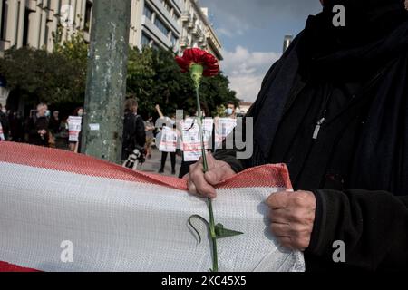 I manifestanti hanno visto tenere la bandiera e una rosa ad Atene (Grecia) il 17 novembre 2020 durante una manifestazione il 47th° anniversario della rivolta della scuola politecnica contro la giunta militare che governava la Grecia nel 1973. (Foto di Nikolas Kokovlis/NurPhoto) Foto Stock