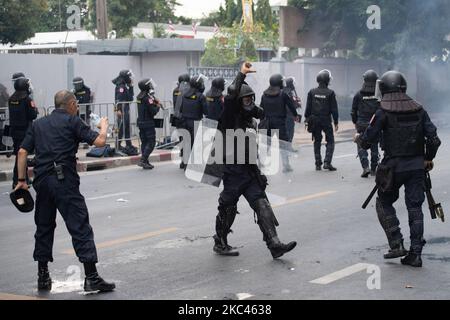 La polizia antisommossa indossa maschere a gas e marcia anti-antisommossa in formazione durante un raduno al di fuori del Parlamento a Bangkok per chiedere l'estromissione del governo del primo ministro Prayuth Chan-ocha, una nuova costituzione e riforme nella monarchia, il 17 novembre 2020 a Bangkok, Thailandia. (Foto di Vachira Vachira/NurPhoto) Foto Stock