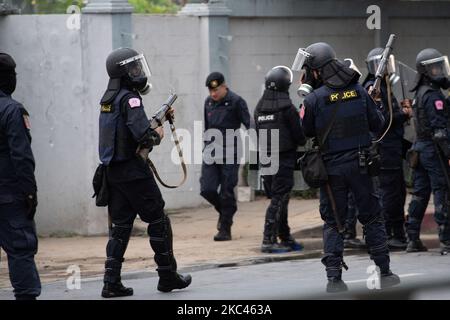 La polizia antisommossa indossa maschere a gas e marcia anti-antisommossa in formazione durante un raduno al di fuori del Parlamento a Bangkok per chiedere l'estromissione del governo del primo ministro Prayuth Chan-ocha, una nuova costituzione e riforme nella monarchia, il 17 novembre 2020 a Bangkok, Thailandia. (Foto di Vachira Vachira/NurPhoto) Foto Stock