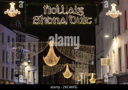 Nollaig Shona duit (buon Natale in irlandese) e luci e decorazioni natalizie su Grafton Street, nel centro di Dublino. Le luci su Grafton Street, Henry Street, South William Street, Capel Street e altri sono state accese stasera alle 7pm:00. Martedì 17 novembre 2020 a Dublino, Irlanda. (Foto di Artur Widak/NurPhoto) Foto Stock