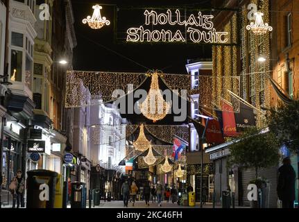 Nollaig Shona duit (buon Natale in irlandese) e luci e decorazioni natalizie su Grafton Street, nel centro di Dublino. Le luci su Grafton Street, Henry Street, South William Street, Capel Street e altri sono state accese stasera alle 7pm:00. Martedì 17 novembre 2020 a Dublino, Irlanda. (Foto di Artur Widak/NurPhoto) Foto Stock