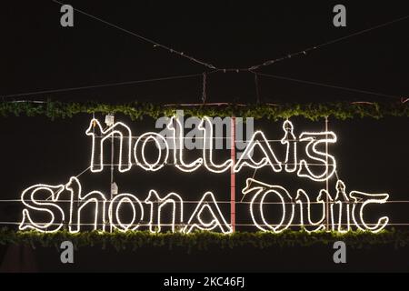 Nollaig Shona Duit (buon Natale in irlandese) luci su Grafton Street, nel centro di Dublino. Le luci su Grafton Street, Henry Street, South William Street, Capel Street e altri sono state accese stasera alle 7pm:00. Martedì 17 novembre 2020 a Dublino, Irlanda. (Foto di Artur Widak/NurPhoto) Foto Stock