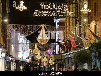 Nollaig Shona duit (buon Natale in irlandese) e luci e decorazioni natalizie su Grafton Street, nel centro di Dublino. Le luci su Grafton Street, Henry Street, South William Street, Capel Street e altri sono state accese stasera alle 7pm:00. Martedì 17 novembre 2020 a Dublino, Irlanda. (Foto di Artur Widak/NurPhoto) Foto Stock