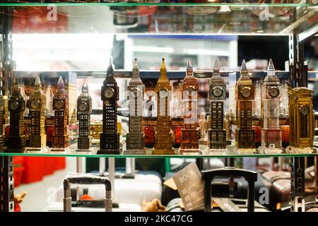 I modelli della Elizabeth Tower of the Houses of Parliament (meglio conosciuto come Big ben) sono esposti nella finestra di un negozio di souvenir turistico temporaneamente chiuso a Oxford Street a Londra, in Inghilterra, il 18 novembre 2020. In tutta l'Inghilterra negozi non essenziali, bar, ristoranti e altre aziende del settore alberghiero rimangono chiusi come parte del secondo blocco nazionale del coronavirus, iniziato il 5 novembre e in scadenza il 2 dicembre. Il primo ministro britannico Boris Johnson, che ha indicato di non voler estendere il blocco, nel frattempo rimane in isolamento a Dow Foto Stock