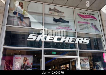 Glasgow, Regno Unito - 10 settembre 2022: L'insegna per il negozio di scarpe Skechers nel centro di Glasgow, Scozia Foto Stock