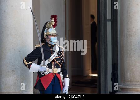 La porta d'ingresso al Palazzo dell'Eliseo, residenza del Presidente della Repubblica Emanuel Macron, è aperta in attesa dell'uscita dei membri del governo di Jean Castex dopo il Consiglio dei Ministri. Parigi, 18 novembre 2020. (Foto di Andrea Savorani Neri/NurPhoto) Foto Stock