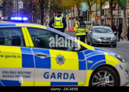 Il checkpoint Garda (polizia irlandese) vicino all'ufficio postale generale in o'Connell Street, nel centro di Dublino. L'operazione Fanacht (dalla stabulazione irlandese) è ripresa il 22nd ottobre in tutta l'Irlanda dopo l'introduzione delle restrizioni di blocco di livello 5. Ha coinvolto 132 punti di controllo montati al giorno su molte rotte principali, parchi, luoghi naturali e servizi pubblici, e centinaia di punti di controllo sulle rotte secondarie e nelle città e nei villaggi, nonché oltre 2.500 gardaí in servizio, con l'attenzione principale sui punti di controllo e pattugliamento ad alta visibilità. Giovedì 19 novembre 2020, a Dublino, Irelan Foto Stock