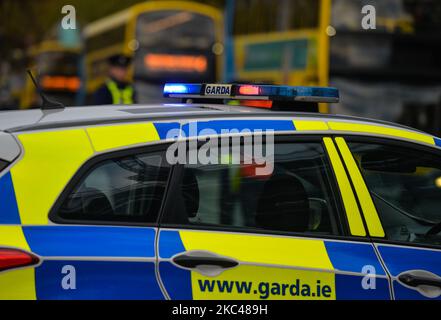 Il checkpoint Garda (polizia irlandese) vicino all'ufficio postale generale in o'Connell Street, nel centro di Dublino. L'operazione Fanacht (dalla stabulazione irlandese) è ripresa il 22nd ottobre in tutta l'Irlanda dopo l'introduzione delle restrizioni di blocco di livello 5. Ha coinvolto 132 punti di controllo montati al giorno su molte rotte principali, parchi, luoghi naturali e servizi pubblici, e centinaia di punti di controllo sulle rotte secondarie e nelle città e nei villaggi, nonché oltre 2.500 gardaí in servizio, con l'attenzione principale sui punti di controllo e pattugliamento ad alta visibilità. Giovedì 19 novembre 2020, a Dublino, Irelan Foto Stock