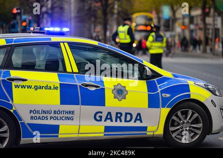 Il checkpoint Garda (polizia irlandese) vicino all'ufficio postale generale in o'Connell Street, nel centro di Dublino. L'operazione Fanacht (dalla stabulazione irlandese) è ripresa il 22nd ottobre in tutta l'Irlanda dopo l'introduzione delle restrizioni di blocco di livello 5. Ha coinvolto 132 punti di controllo montati al giorno su molte rotte principali, parchi, luoghi naturali e servizi pubblici, e centinaia di punti di controllo sulle rotte secondarie e nelle città e nei villaggi, nonché oltre 2.500 gardaí in servizio, con l'attenzione principale sui punti di controllo e pattugliamento ad alta visibilità. Giovedì 19 novembre 2020, a Dublino, Irelan Foto Stock