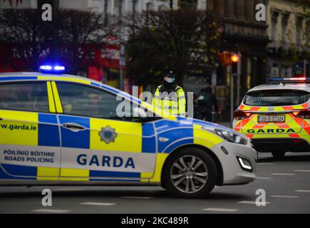 Il checkpoint Garda (polizia irlandese) vicino all'ufficio postale generale in o'Connell Street, nel centro di Dublino. L'operazione Fanacht (dalla stabulazione irlandese) è ripresa il 22nd ottobre in tutta l'Irlanda dopo l'introduzione delle restrizioni di blocco di livello 5. Ha coinvolto 132 punti di controllo montati al giorno su molte rotte principali, parchi, luoghi naturali e servizi pubblici, e centinaia di punti di controllo sulle rotte secondarie e nelle città e nei villaggi, nonché oltre 2.500 gardaí in servizio, con l'attenzione principale sui punti di controllo e pattugliamento ad alta visibilità. Giovedì 19 novembre 2020, a Dublino, Irelan Foto Stock