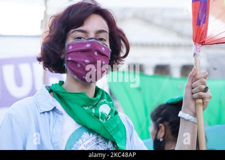 Le donne partecipano a una manifestazione a sostegno della risoluzione volontaria della legge di gravidanza, a Buenos Aires, in Argentina, il 19 novembre 2020. (Foto di Federico Rotter/NurPhoto) Foto Stock