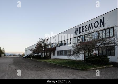 Una vista esterna del capannone industriale della ditta italiana Desmon, a Nusco ad Avellino, nel sud Italia, il 19 novembre 2020. Desmon è un'azienda del sud Italia che opera nel settore della refrigerazione e sarà il produttore del nuovo sistema di trasporto e stoccaggio refrigerato per il nuovo vaccino americano della società Pfizer contro il virus Covid-19, Che ne richiede lo stoccaggio a una temperatura di -80 C, una specifica estrema che solo l'azienda italiana Desmon è stata in grado di completare con i suoi due sistemi di refrigerazione, uno per il trasporto che riesce a contenere 180.000 d. Foto Stock