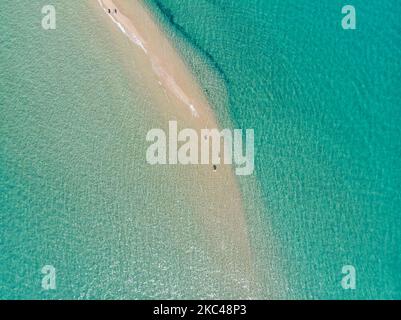 Veduta aerea dell'esotica Potamos - Epanomi Beach Sandbank vicino alla città di Salonicco come visto da un drone durante l'era pandemica Coronavirus Covid-19 con misure di allontanamento sociale applicate. Alcuni ombrelloni e persone si vedono rilassarsi in spiaggia con le acque cristalline del Mar Egeo e del Mediterraneo. La spiaggia di Epanomi è vicina alla città e all'aeroporto, famosa per la spiaggia di sabbia tropicale, le dune, il naufragio, la riva del sabbia e i bar sulla spiaggia. Il numero di turisti e visitatori in Grecia e in tutto il mondo è sceso durante l'era pandemica, colpendo l'industria del turismo. E Foto Stock