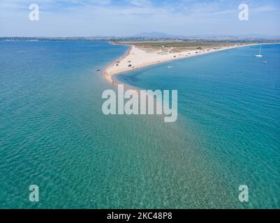 Veduta aerea dell'esotica Potamos - Epanomi Beach Sandbank vicino alla città di Salonicco come visto da un drone durante l'era pandemica Coronavirus Covid-19 con misure di allontanamento sociale applicate. Alcuni ombrelloni e persone si vedono rilassarsi in spiaggia con le acque cristalline del Mar Egeo e del Mediterraneo. La spiaggia di Epanomi è vicina alla città e all'aeroporto, famosa per la spiaggia di sabbia tropicale, le dune, il naufragio, la riva del sabbia e i bar sulla spiaggia. Il numero di turisti e visitatori in Grecia e in tutto il mondo è sceso durante l'era pandemica, colpendo l'industria del turismo. E Foto Stock