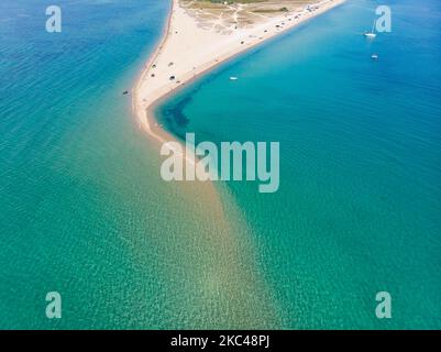 Veduta aerea dell'esotica Potamos - Epanomi Beach Sandbank vicino alla città di Salonicco come visto da un drone durante l'era pandemica Coronavirus Covid-19 con misure di allontanamento sociale applicate. Alcuni ombrelloni e persone si vedono rilassarsi in spiaggia con le acque cristalline del Mar Egeo e del Mediterraneo. La spiaggia di Epanomi è vicina alla città e all'aeroporto, famosa per la spiaggia di sabbia tropicale, le dune, il naufragio, la riva del sabbia e i bar sulla spiaggia. Il numero di turisti e visitatori in Grecia e in tutto il mondo è sceso durante l'era pandemica, colpendo l'industria del turismo. E Foto Stock