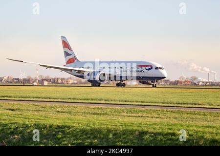 British Airways Boeing 787-8 Dreamliner come visto in arrivo in volo, ritocco, atterraggio e tassazione a Amsterdam Schiphol AMS EHAM International Airport nei Paesi Bassi, presso la pista di Ponderbaan. Il moderno e avanzato aereo a fusoliera larga di BA ha la registrazione G-ZBJG ed è alimentato da motori a getto 2x RR Rolls Royce. British Airways è il vettore di bandiera del Regno Unito che collega Londra Heathrow in Inghilterra alla città olandese di Amsterdam. BAW Speedbird è di proprietà di IAG International Airlines Group ed è membro dell'alleanza oneworld nel settore dell'aviazione. Il passeggero mondiale Foto Stock