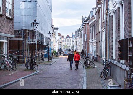 Vita quotidiana a Utrecht, la quarta città olandese più grande con l'antica città nel centro e la più grande università dei Paesi Bassi. Le persone sono viste a piedi e in bicicletta nel centro della città vicino ai canali. Novembre 14, 2020 (Foto di Nicolas Economou/NurPhoto) Foto Stock