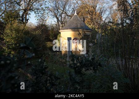 Il Jardin des Plantes a Parigi, situato nel quinto arrondissement della capitale francese, a due passi dalla Senna, è uno dei parchi urbani più antichi della Francia. Il parco rimane aperto durante il confinamento a causa della pandemia COVID-19. Parigi, 20 novembre 2020. (Foto di Andrea Savorani Neri/NurPhoto) Foto Stock