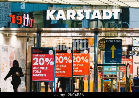 Le offerte di prezzo sono viste davanti al grande magazzino Karstadt a Colonia (foto di Ying Tang/NurPhoto) Foto Stock