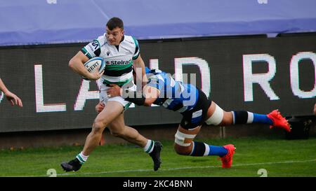 Adam Radwan di Newcastle Falcons assume la difesa di Bath durante la partita della Gallagher Premiership tra Bath Rugby e Newcastle Falcons presso il Recreation Ground di Bath domenica 22nd novembre 2020. (Foto di Chris Lishman/MI News/NurPhoto) Foto Stock