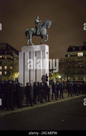 La gente si riunisce al Trocadero, rispondendo all'appello di diversi sindacati, per protestare contro il disegno di legge sulla sicurezza globale, il giorno dopo l'approvazione da parte dell'Assemblea nazionale del controverso articolo 24, che introdurrebbe sanzioni per le persone che diffondono immagini della polizia durante un'operazione. Dopo la manifestazione, scoppiarono scontri tra la polizia e alcuni dei manifestanti rimasti sulla piazza. Parigi, 21st novembre 2020. (Foto di Jacopo Landi/NurPhoto) Foto Stock