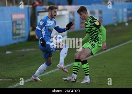 Bradley Barry of Barrow in azione con Jake Young of Forest Green Rovers durante la partita della Sky Bet League 2 tra Barrow e Forest Green Rovers presso Holker Street, Barrow-in-Furness sabato 21st novembre 2020. (Foto di Mark Fletcher/MI News/NurPhoto) Foto Stock