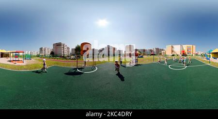 Visualizzazione panoramica a 360 gradi di Minsk, BIELORUSSIA - GIUGNO 2020: Panorama sferico completamente senza giunture con angolo di 360 gradi con gli scolari sul parco giochi in proiezione equirettangolare,