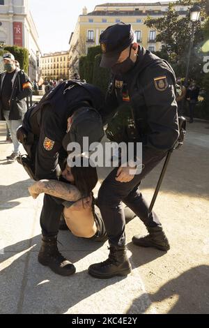 Attivista FEMEN, come è trattenuta dalla polizia quando protestava contro le celebrazioni fasciste prima dell'inizio di un rally che commemorava il 45th° anniversario della morte dell'ex dittatore spagnolo Francisco Franco a Plaza de Oriente il 22 novembre 2020 a Madrid, Spagna. Il generale Francisco Franco Bahamonde fu il dittatore della Spagna dal 1939, dopo la fine della guerra civile spagnola, fino alla sua morte nel 1975. (Foto di Oscar Gonzalez/NurPhoto) Foto Stock