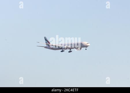 Emirates Boeing 777 come visto volare, in arrivo per l'atterraggio all'aeroporto internazionale Schiphol di Amsterdam AMS EHAM nei Paesi Bassi. L'aeroplano a lunga percorrenza con corpo largo ha la registrazione A6-EQE ed è alimentato da motori a getto 2x GE. Emirates EK-esima compagnia di bandiera degli Emirati Arabi Uniti collega Dubai alla città olandese su base giornaliera trasportando anche lotto di carico. Il traffico mondiale di passeggeri è diminuito durante la pandemia del coronavirus covid-19 con l'industria che lotta per sopravvivere. Amsterdam, Paesi Bassi il 18 novembre 2020 (Foto di Nicolas Economou/NurPhoto) Foto Stock