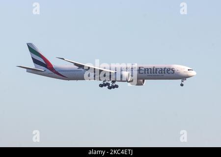 Emirates Boeing 777 come visto volare, in arrivo per l'atterraggio all'aeroporto internazionale Schiphol di Amsterdam AMS EHAM nei Paesi Bassi. L'aeroplano a lunga percorrenza con corpo largo ha la registrazione A6-EQE ed è alimentato da motori a getto 2x GE. Emirates EK-esima compagnia di bandiera degli Emirati Arabi Uniti collega Dubai alla città olandese su base giornaliera trasportando anche lotto di carico. Il traffico mondiale di passeggeri è diminuito durante la pandemia del coronavirus covid-19 con l'industria che lotta per sopravvivere. Amsterdam, Paesi Bassi il 18 novembre 2020 (Foto di Nicolas Economou/NurPhoto) Foto Stock