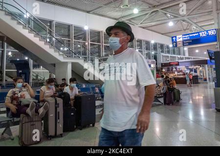 Passeggeri visti con le maschere facciali obbligatorie presso la sala principale delle partenze nel terminal dell'aeroporto internazionale di Atene ATH LGAV in Grecia. Molti paesi la Grecia ha incluso reintrodurre le misure di Coronavirus come blocco, quarantena e restrizioni di viaggio. I passeggeri che indossano maschere e guanti, utilizzano disinfettanti per le mani come misura preventiva contro la diffusione della pandemia COVID-19. La Grecia e l'Europa hanno chiuso a lungo i confini per le persone al di fuori dell'Europa e della zona Schengen, ma la Grecia ha iniziato a revocare il divieto di circolazione dal giugno 2020 per rilanciare l'economia, i viaggi e l'incudenza turistica Foto Stock